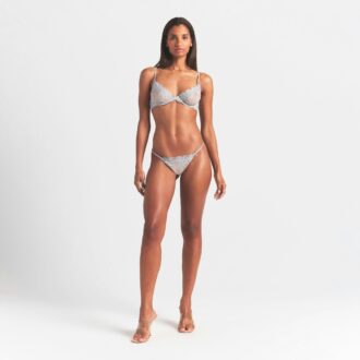 BRODERT UNDERTØY MED SKRITTLØS STRINGBIKINI