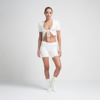 FUZZY STRIKKET CROP TOPP OG KORT SETT