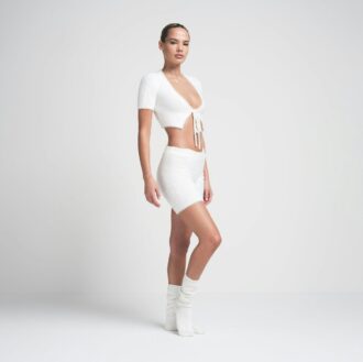 FUZZY STRIKKET CROP TOPP OG KORT SETT