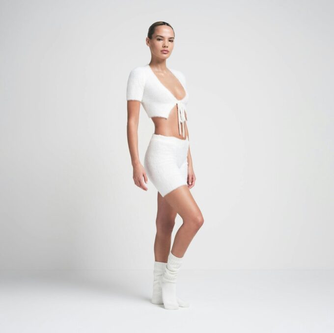 FUZZY STRIKKET CROP TOPP OG KORT SETT
