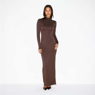 GLATT LAG-FORMERT TURTLENECK LANG KJOLE