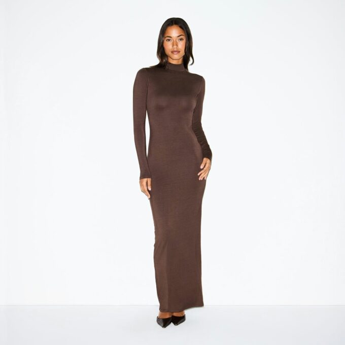 GLATT LAG-FORMERT TURTLENECK LANG KJOLE
