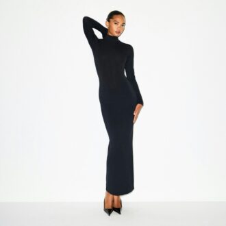 GLATT LAG-FORMERT TURTLENECK LANG KJOLE