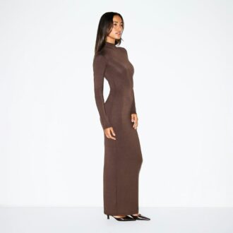 GLATT LAG-FORMERT TURTLENECK LANG KJOLE