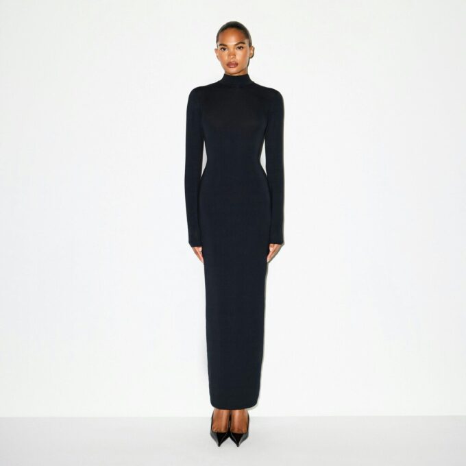 GLATT LAG-FORMERT TURTLENECK LANG KJOLE