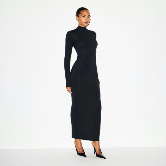 GLATT LAG-FORMERT TURTLENECK LANG KJOLE