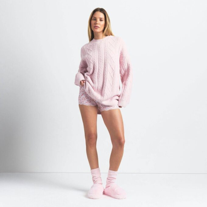 KOSELIG LETT OVERSIZERET KABELSTRIKKET GENSER MED CREWNECK-HALS KOSELIG LETT OVERSIZERET KABELSTRIKKET GENSER MED CREWNECK-HALS