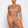 NAKEN DYPET UTSETT LANG BRALETTE NAKEN DYPET UTSETT LANG BRALETTE
