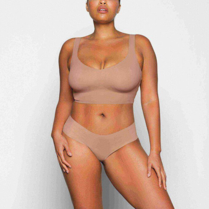 NAKEN DYPET UTSETT LANG BRALETTE NAKEN DYPET UTSETT LANG BRALETTE