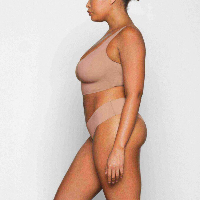 NAKEN DYPET UTSETT LANG BRALETTE NAKEN DYPET UTSETT LANG BRALETTE