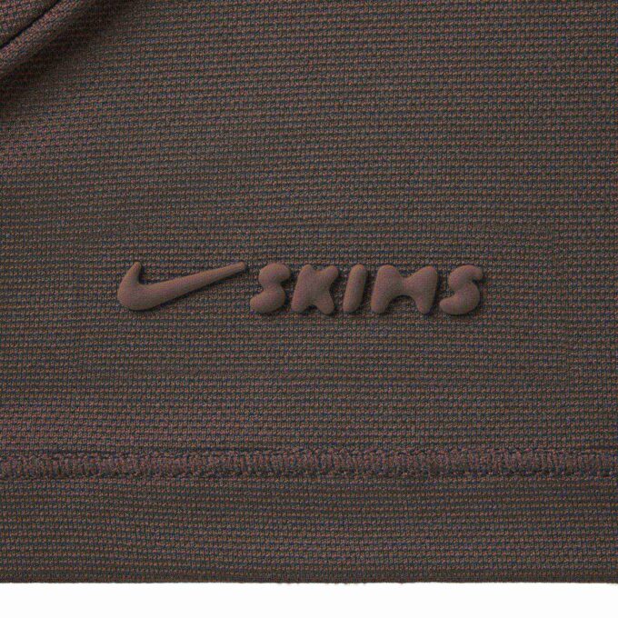 NikeSKIMS LUFTIG LANGERMET TOPP MED RUND HALS