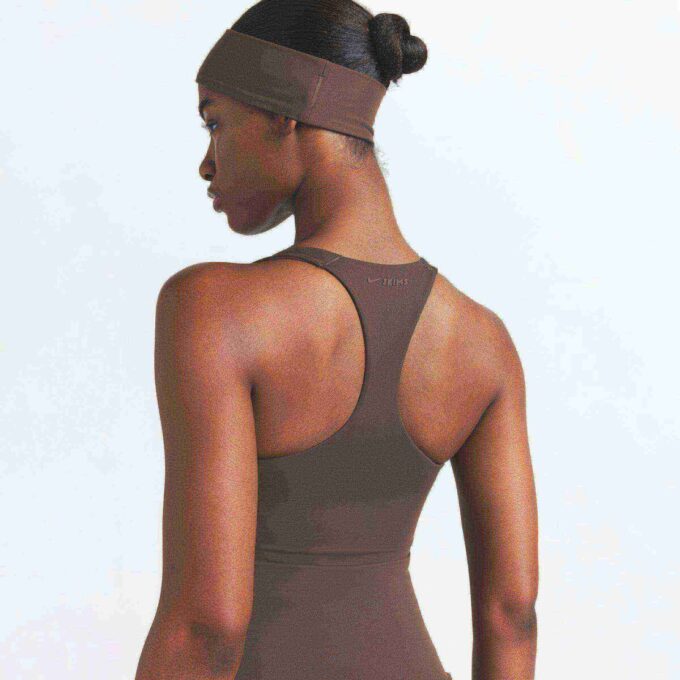 NikeSKIMS MATTE RACER BAKSIDEN