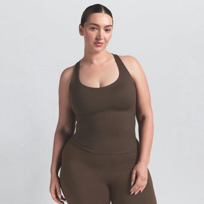 NikeSKIMS MATTE RACER BAKSIDEN