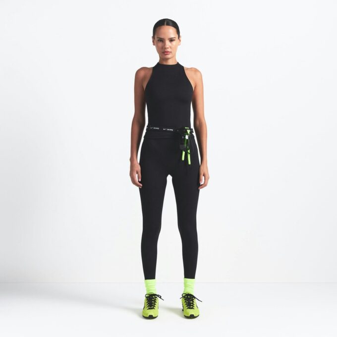 NikeSKIMS MATTE RACER-TANKETT MED HØY HALS
