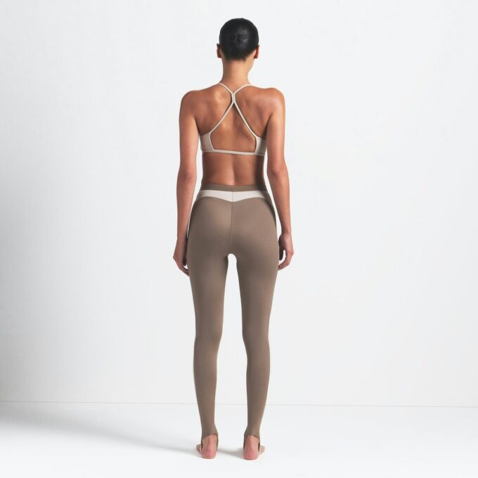NikeSKIMS SHINE TREKKSNORE-STIGBØLGE 26″ LEGGINGS