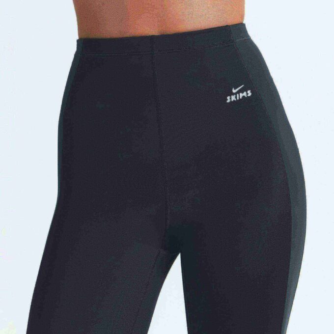 NikeSKIMS SHINE TREKKSNORE-STIGBØLGE 26″ LEGGINGS