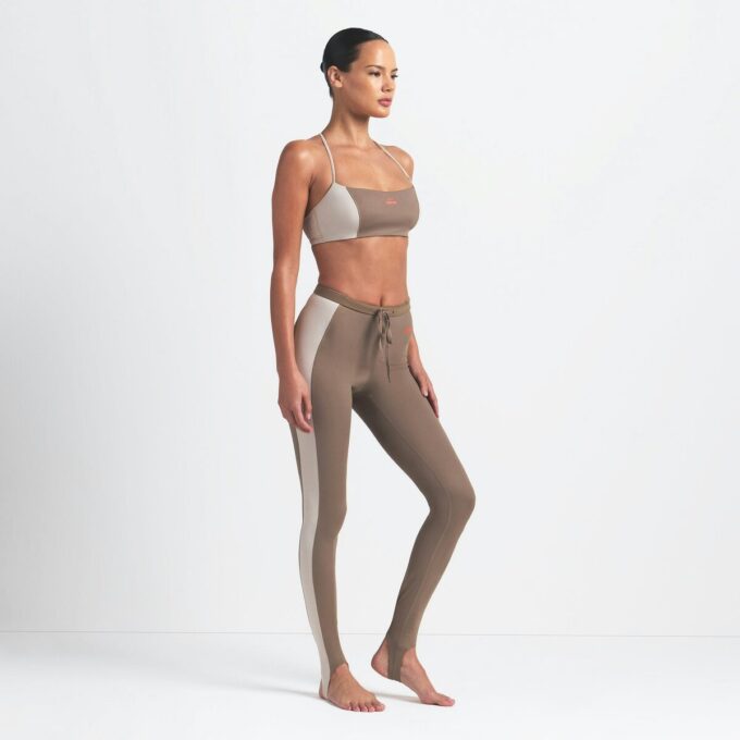 NikeSKIMS SHINE TREKKSNORE-STIGBØLGE 26″ LEGGINGS