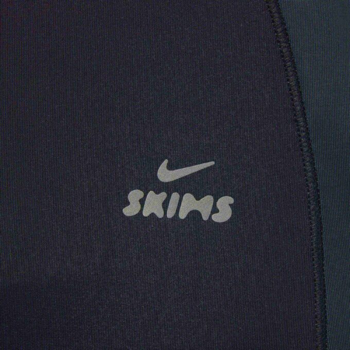 NikeSKIMS SHINE TREKKSNORE-STIGBØLGE 26″ LEGGINGS