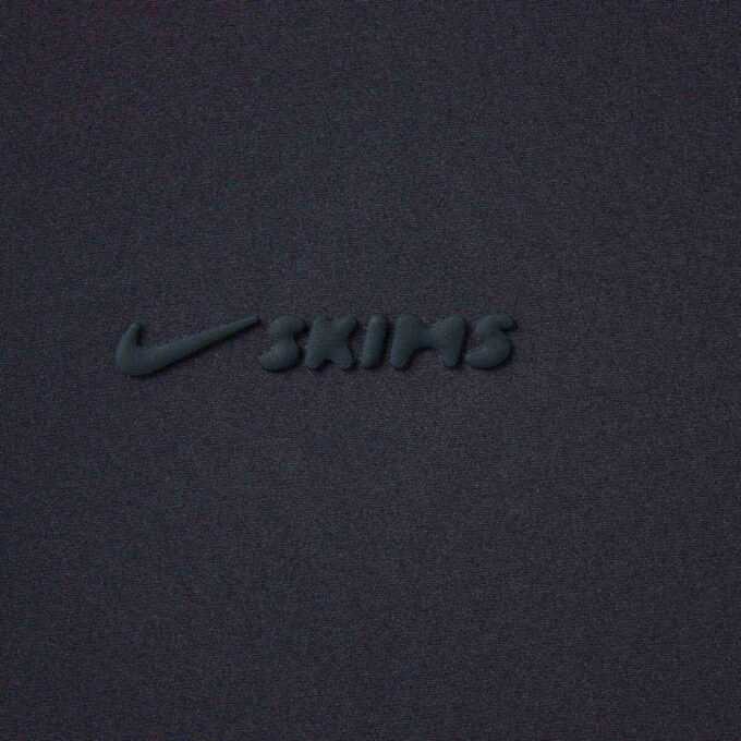 NikeSKIMS VEVET NYLON OVERSIZED TRENINGSJAKKE