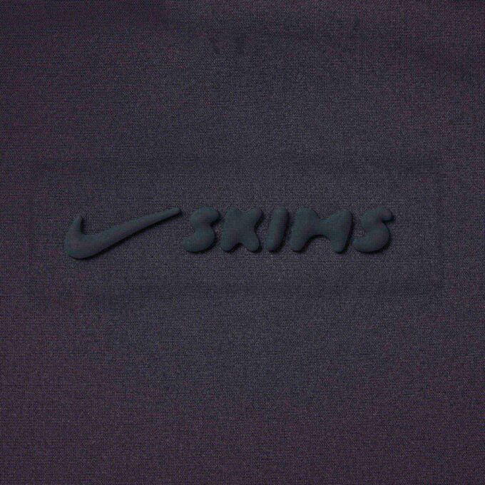 NikeSKIMS VEVET NYLON WRAP-KÅPE