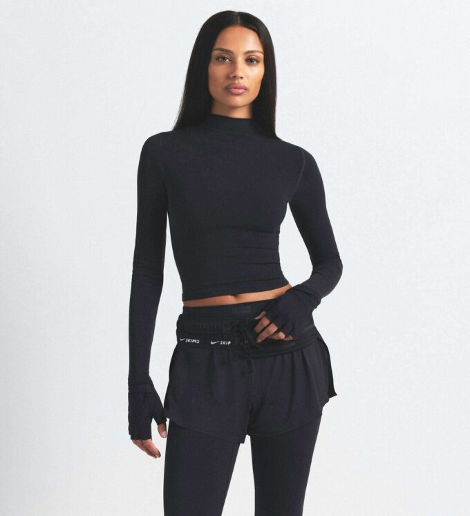 NikeSKIMS VINTAGE SØMLØS CROP-TOP MED HØY HALS