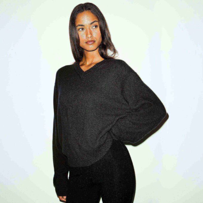 OVERSIZED GENSER I ULLCASJMIR MED V-HALS