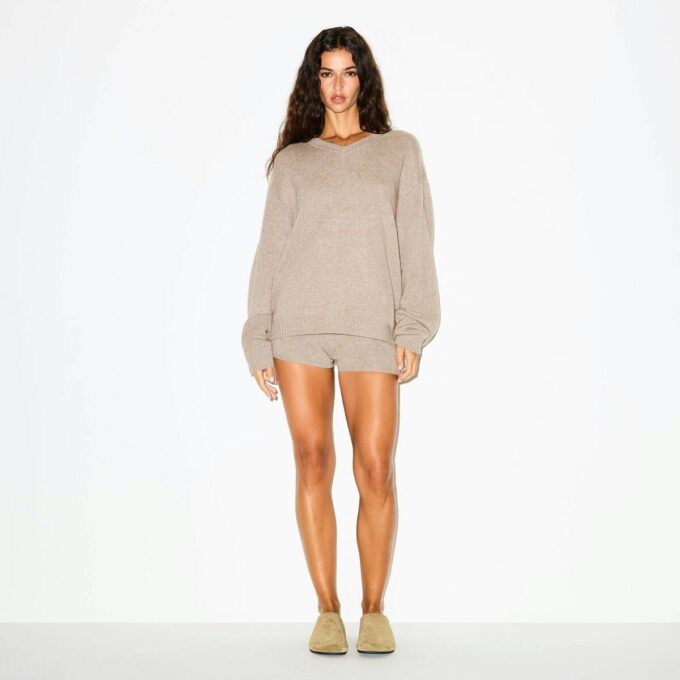 OVERSIZED GENSER I ULLCASJMIR MED V-HALS