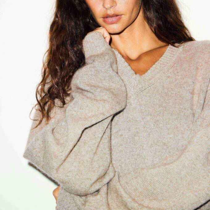 OVERSIZED GENSER I ULLCASJMIR MED V-HALS