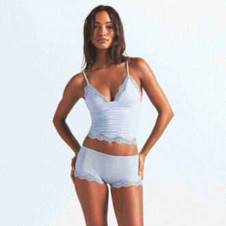 PASSER ALLE BLONDE TRIANGLE CAMI OG GUTTE SHORTS SETT