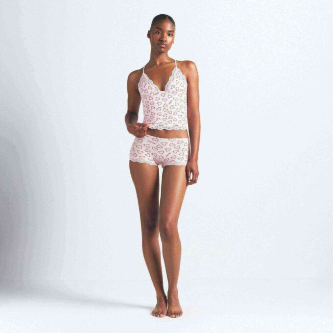 PASSER ALLE BLONDE TRIANGLE CAMI OG GUTTE SHORTS SETT