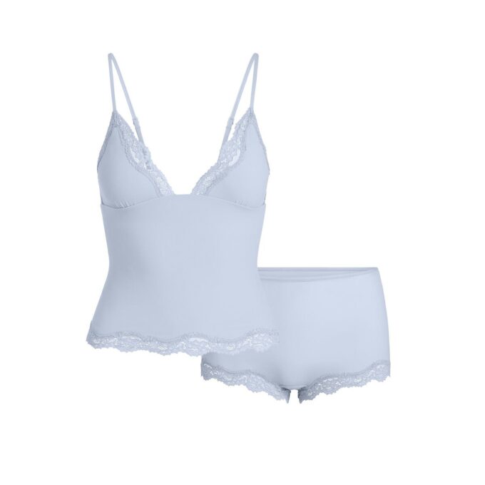 PASSER ALLE BLONDE TRIANGLE CAMI OG GUTTE SHORTS SETT