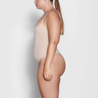 PASSER ALLE FIRKANTET HALS-BODY