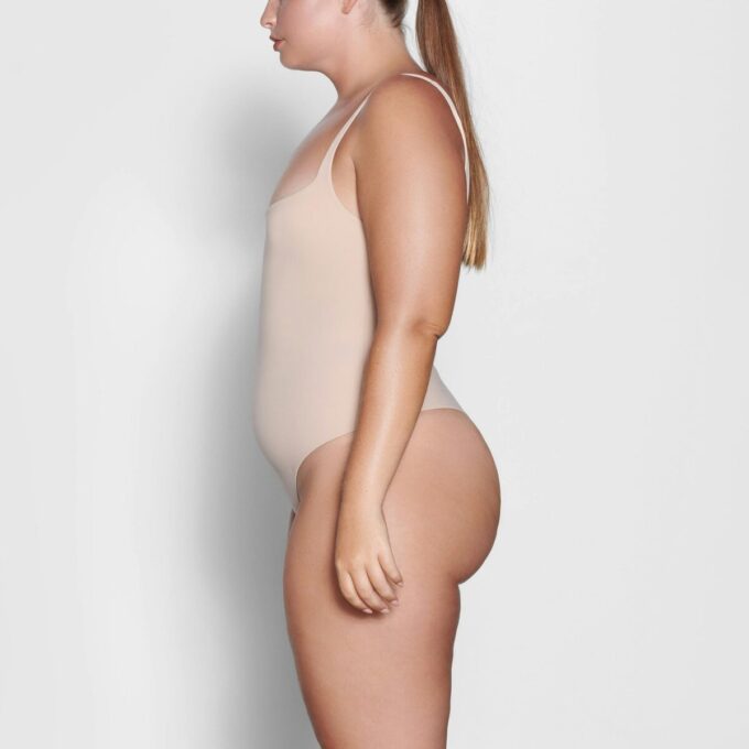 PASSER ALLE FIRKANTET HALS-BODY