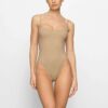 PASSER ALLE FLØYTET BLONDE-CAMI-BODY