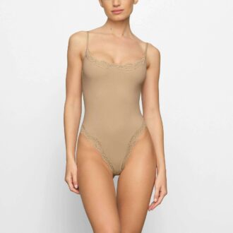 PASSER ALLE FLØYTET BLONDE-CAMI-BODY