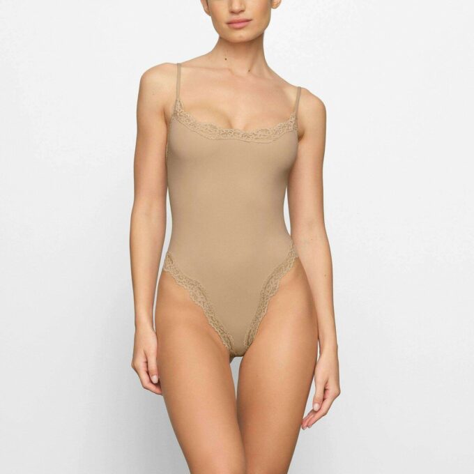 PASSER ALLE FLØYTET BLONDE-CAMI-BODY
