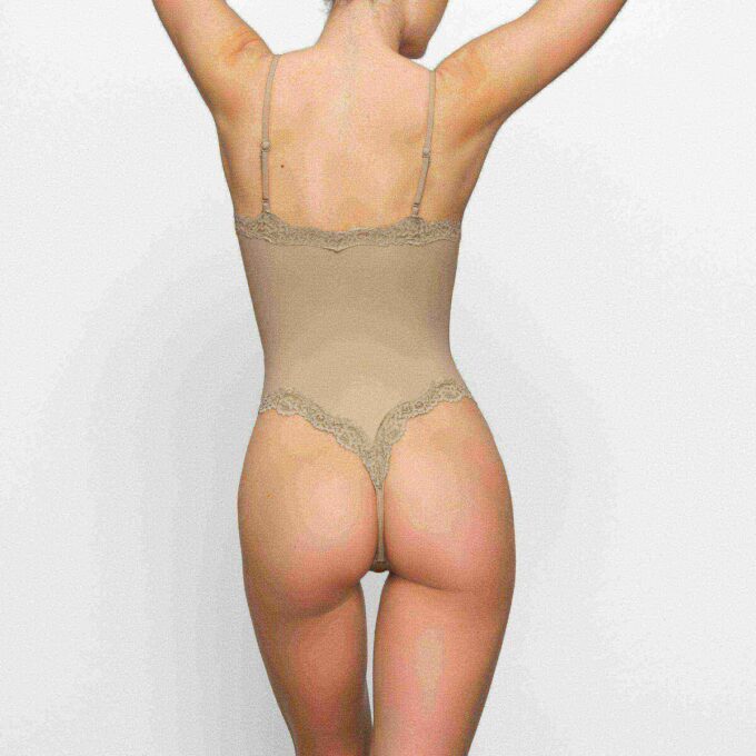 PASSER ALLE FLØYTET BLONDE-CAMI-BODY