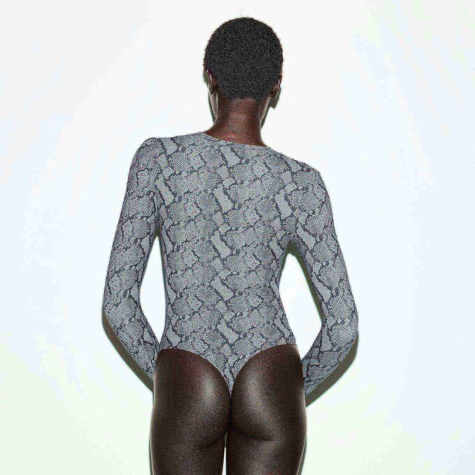 PASSER ALLE LANGERMET BODY MED RUNNHALSS