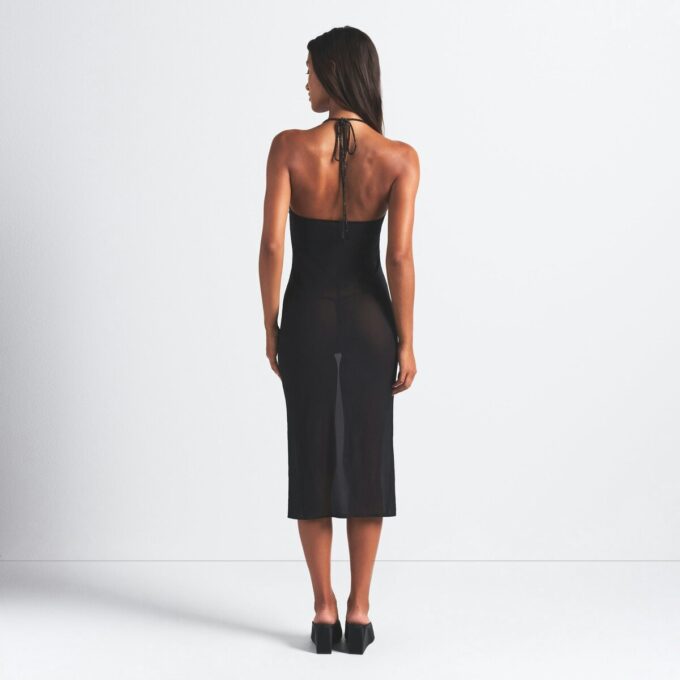 RINESTENSTRIKKET HALTER MIDI-SLIPKJOLE