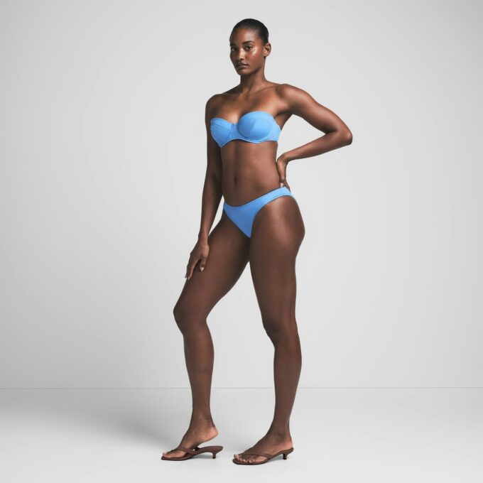 SIGNATURE STRØPELØS BIKINITOPP MED BÅLE