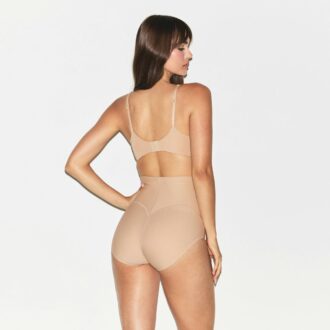 SKIMS BODY CORE SCULPT RUMPELØFTINGSTRUSSER