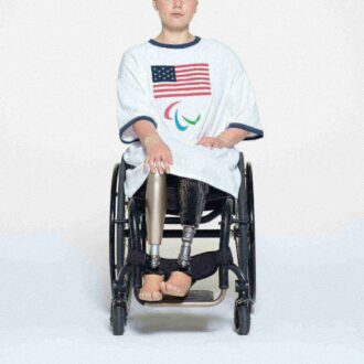SKIMS FOR TEAM USA PARALYMPISK T-SKJORTE I BOMULL MED RIBBEDE PARALYMPISKE SPILL, MINIKJOLE
