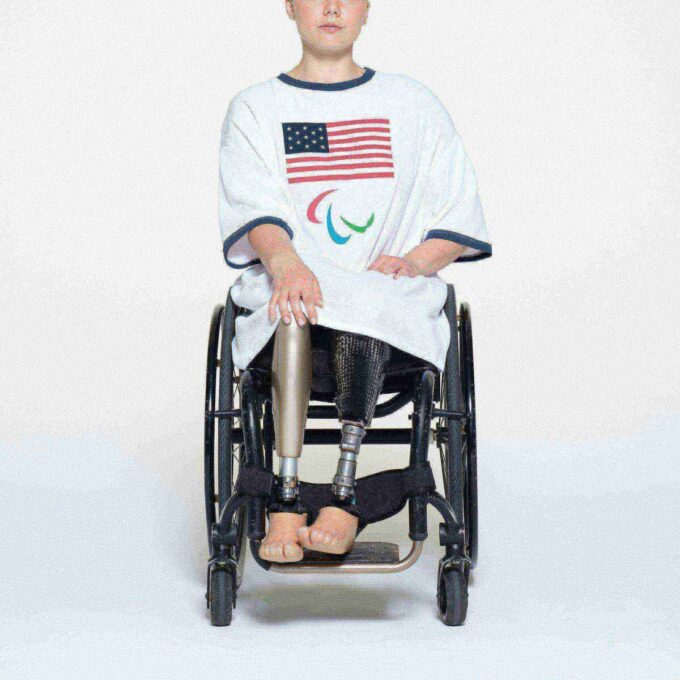 SKIMS FOR TEAM USA PARALYMPISK T-SKJORTE I BOMULL MED RIBBEDE PARALYMPISKE SPILL, MINIKJOLE