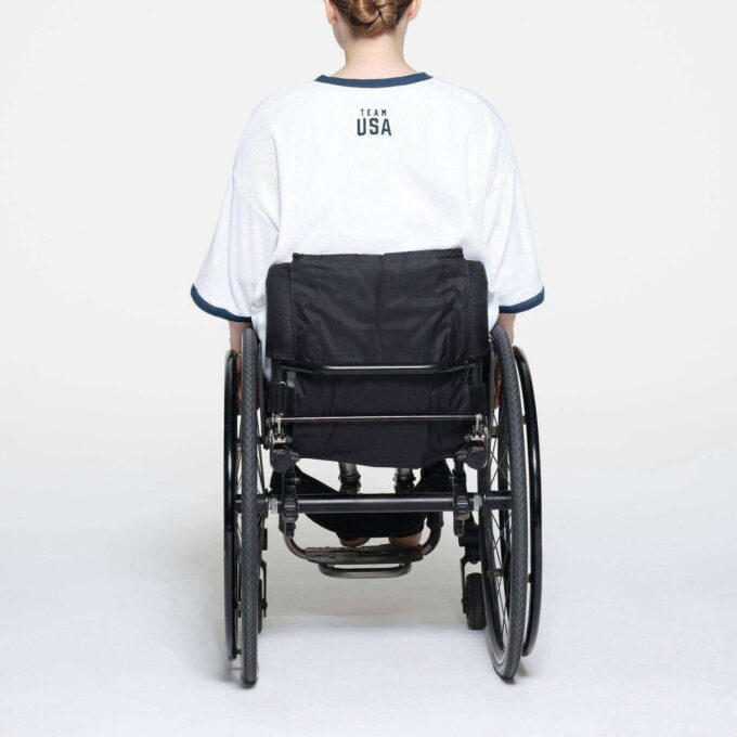 SKIMS FOR TEAM USA PARALYMPISK T-SKJORTE I BOMULL MED RIBBEDE PARALYMPISKE SPILL, MINIKJOLE