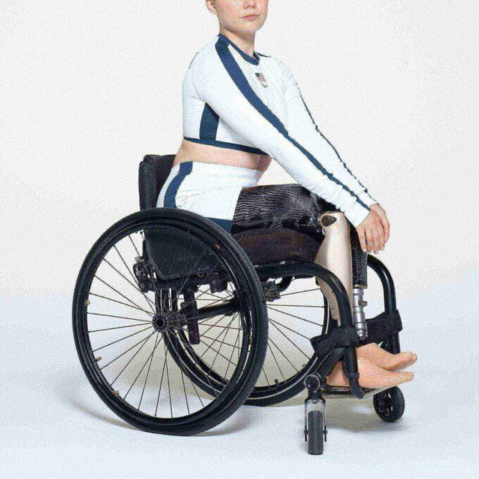 SKIMS FOR TEAM USA SIGNATURE SVØMMESHORT MED HØY LIVJE, PARALYMPISK