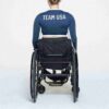 SKIMS FOR TEAM USA SIGNATURE SVØMMETRØYMPISK LANGERMET CROPPET T-SKJORTE