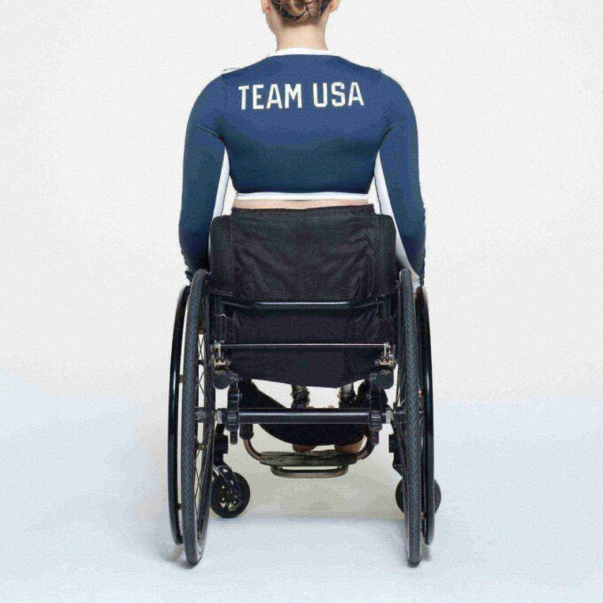 SKIMS FOR TEAM USA SIGNATURE SVØMMETRØYMPISK LANGERMET CROPPET T-SKJORTE