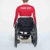 SKIMS FOR TEAM USA SIGNATURE SVØMMETRØYMPISK LANGERMET CROPPET T-SKJORTE