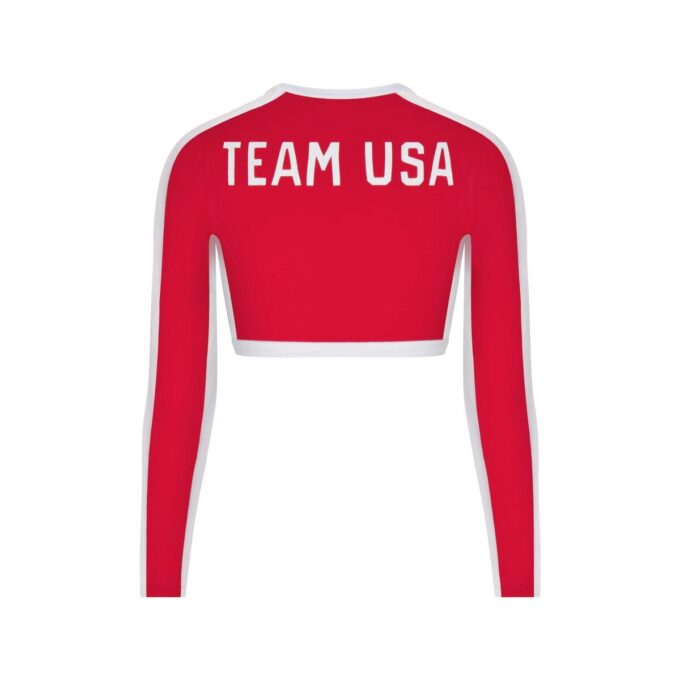 SKIMS FOR TEAM USA SIGNATURE SVØMMETRØYMPISK LANGERMET CROPPET T-SKJORTE