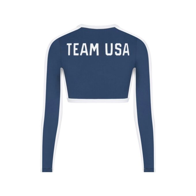 SKIMS FOR TEAM USA SIGNATURE SVØMMETRØYMPISK LANGERMET CROPPET T-SKJORTE